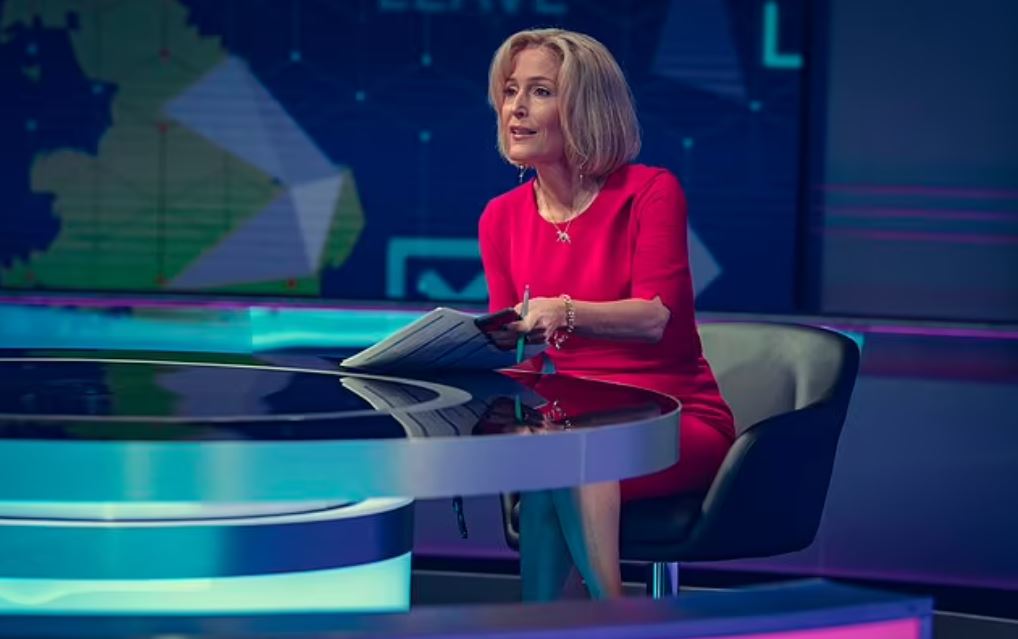  Η ηθοποιός Gillian Anderson, η οποία μοιάζει σχεδόν πανομοιότυπη με τη διάσημη ραδιοτηλεοπτική παραγωγό Emily Maitlis.