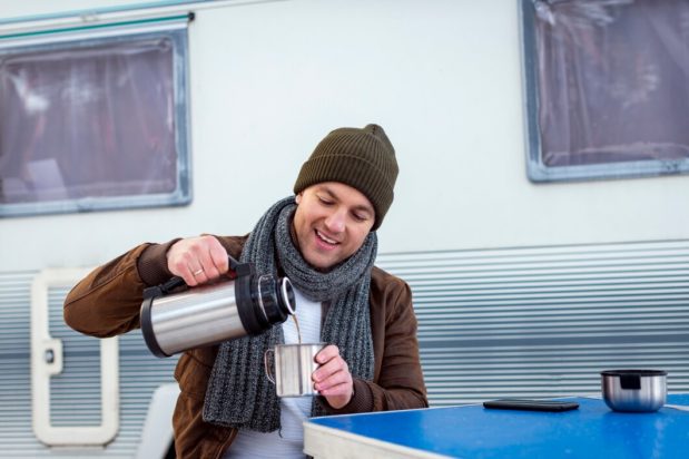 Μετά από μία αυθόρμητη αγορά, μία γυναίκα νιώθει βέβαιη για την απιστία του άντρα της