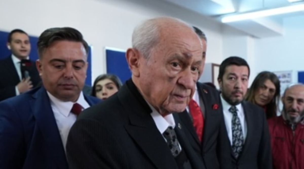 Τουρκία: Τραυματισμένος πήγε να ψηφίσει ο Ντεβλέτ Μπαχτσελί – Πώς εξήγησε τα χτυπήματα