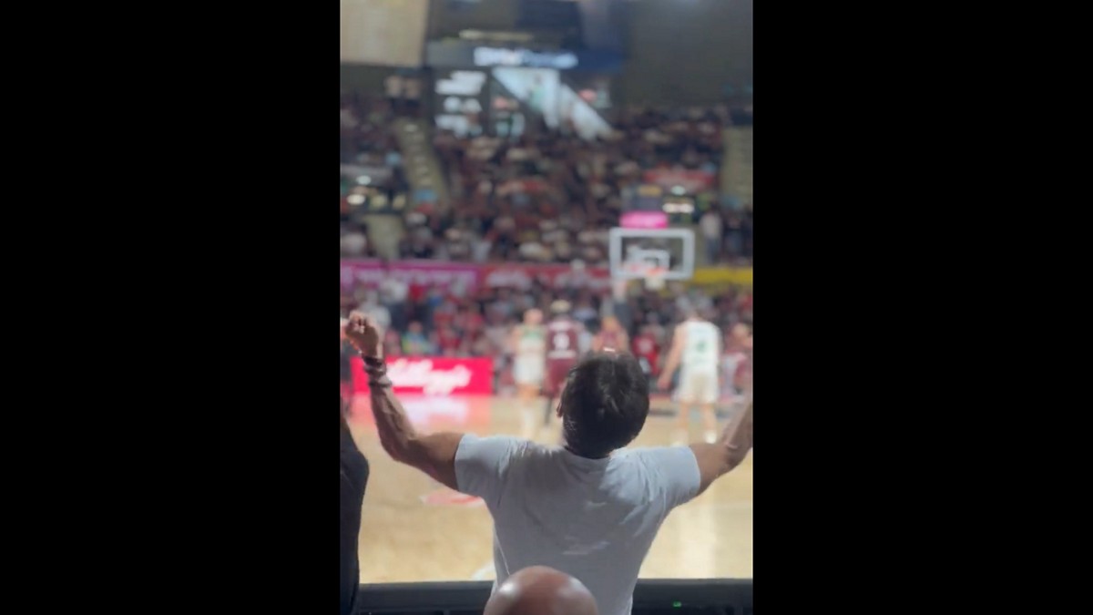 Παναθηναϊκός: «Τρελάθηκε» ο Δημήτρης Γιαννακόπουλος στο μεγάλο του τρίποντο του Ερνανγκόμεθ – ΒΙΝΤΕΟ