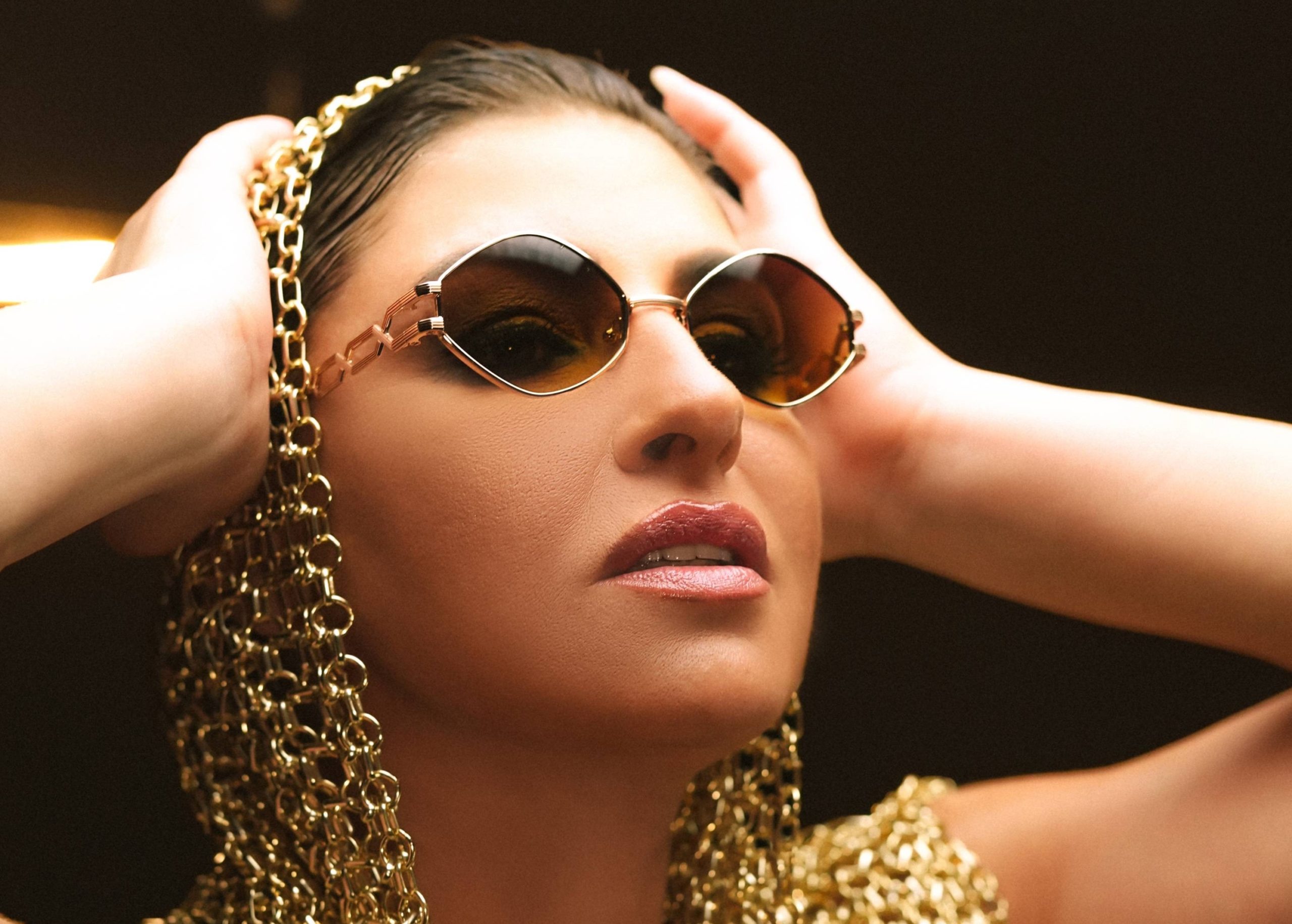 Έλενα Παπαρίζου: Φοράει τα «μαύρα γυαλιά» και ετοιμάζεται για κοινή καλοκαιρινή περιοδεία με κορυφαίο τραγουδιστή