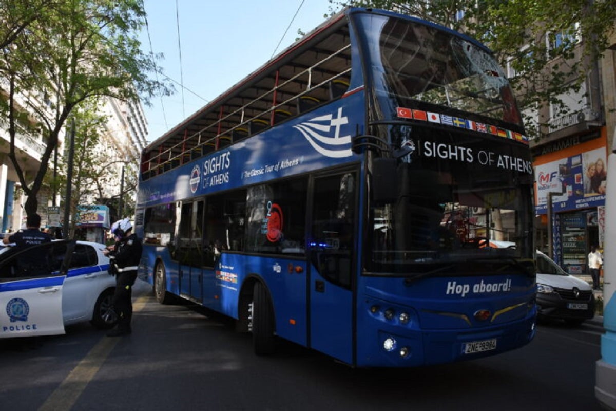 Αθήνα: Τροχαίο μεταξύ τρόλεϊ και τουριστικού λεωφορείου στο κέντρο – 6 τραυματίες