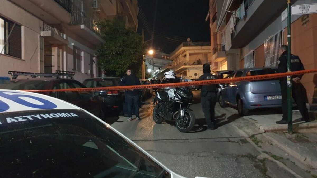 Έγκλημα στην Ηλιούπολη: Μητέρα και γιος εντοπίσθηκαν νεκροί σε διαμέρισμα από πυροβολισμούς