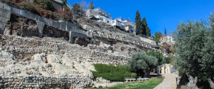 Υπολείμματα του τείχους που είχε η πόλη του Δαβίδ, την εποχή του Σιδήρου, σε μία από τις περιοχές που εξετάστηκαν με ραδιοάνθρακα.