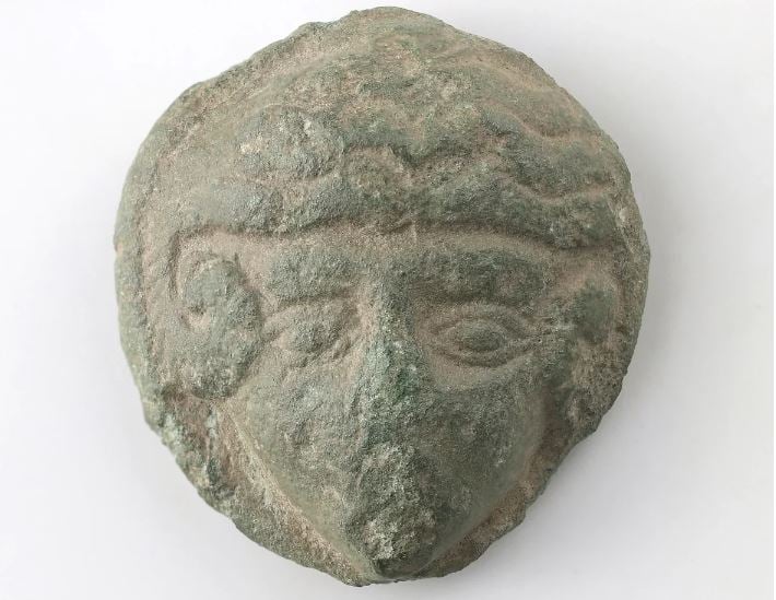 Μυστήριο με μικροσκοπικό χάλκινο πορτρέτο του Μεγάλου Αλεξάνδρου – Οι αρχαιολόγοι έχουν μπερδευτεί γιατί βρέθηκε σε χώρα που δεν περίμεναν