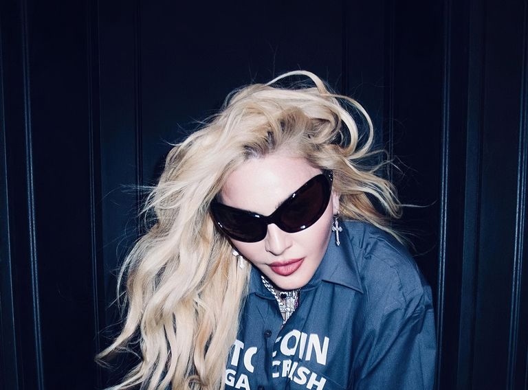 Μαντόνα: Η φωτογράφιση με τη Βίβλο, τον σταυρό και το αποκαλυπτικό ντεκολτέ