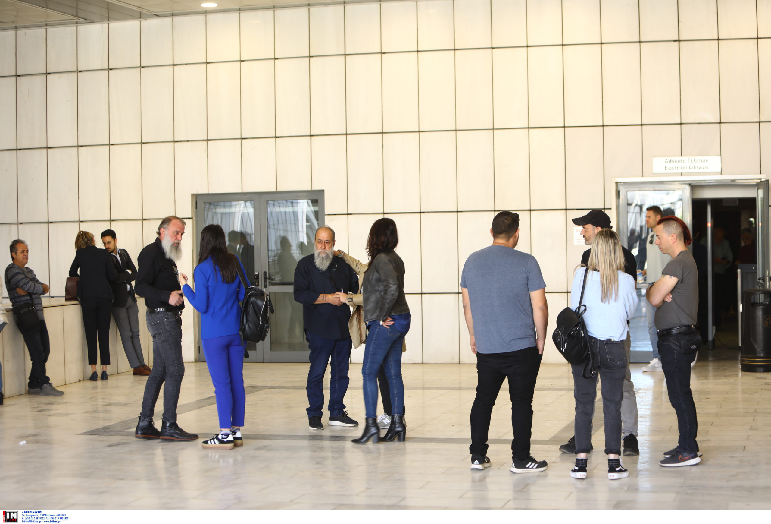 Μεγάλη ένταση στη δίκη για το Μάτι: Πέταξαν καρέκλες οι συγγενείς των θυμάτων – Φώναζαν «ντροπή…»