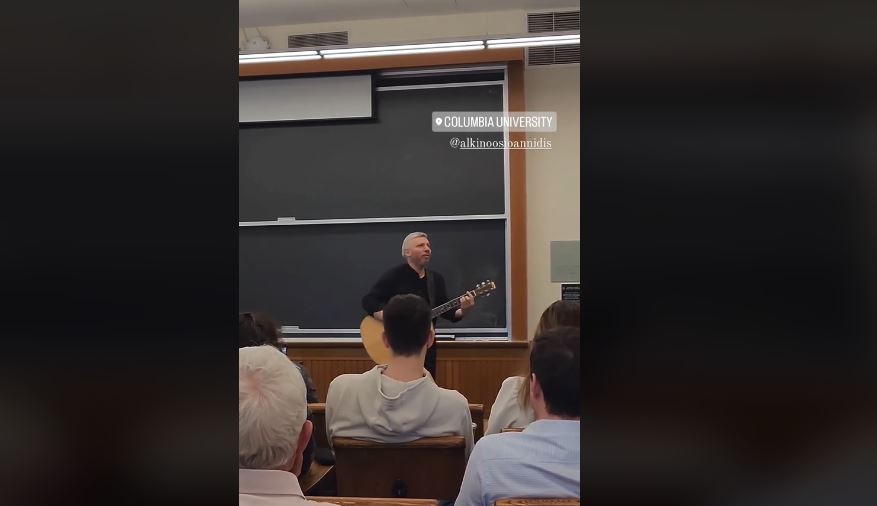 Βίντεο: Ο Αλκίνοος Ιωαννίδης τραγουδάει τον Προσκυνητή στο πανεπιστήμιο Columbia
