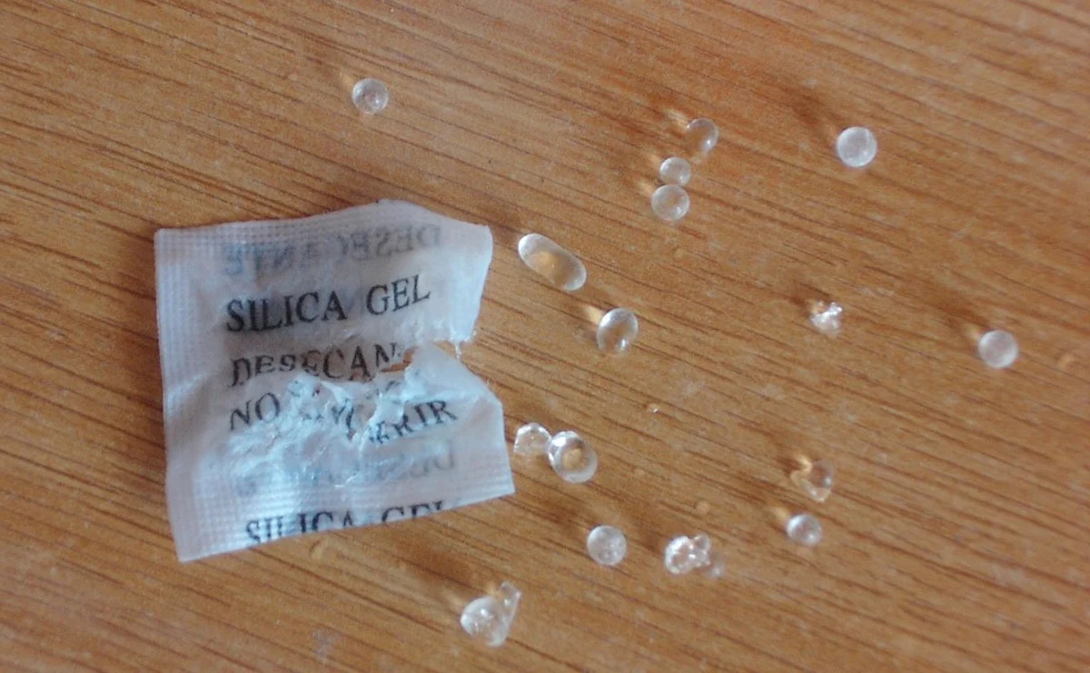 Μην πετάτε τις συσκευασίες silica gel – Γιατί είναι χρήσιμες για το μπάνιο σας