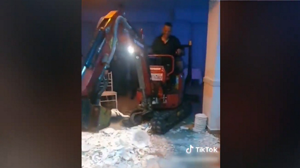 Σύρος: «Ηλία ρίχ’ το» – Σπάσιμο πιάτων στην πίστα με σκαπτικό μηχάνημα – ΒΙΝΤΕΟ