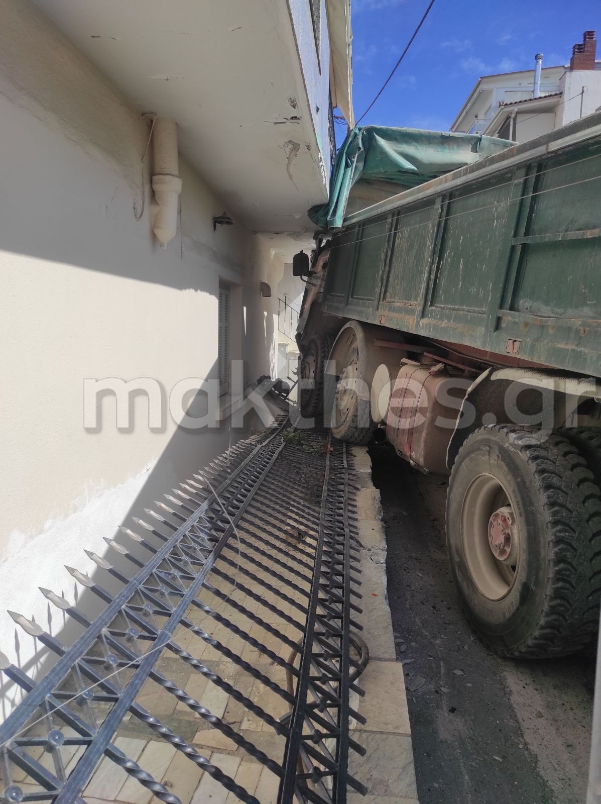 Θεσσαλονίκη: Φορτηγό έπεσε σε σπίτι στην Πολίχνη