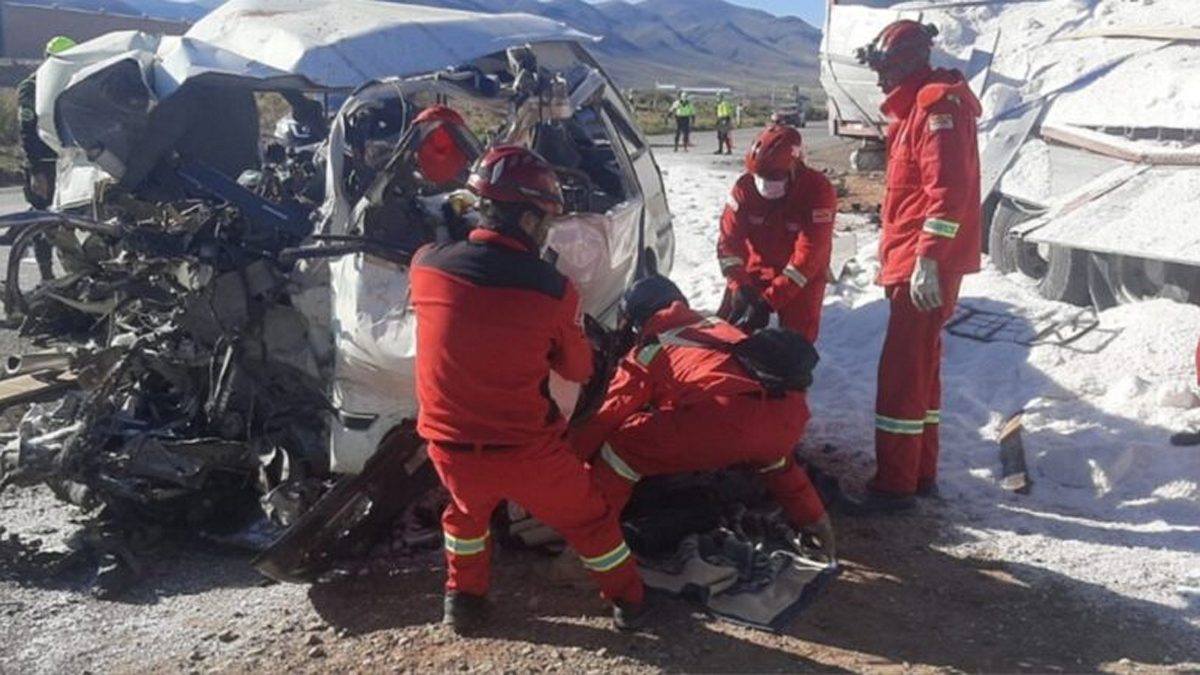 Τραγωδία στη Βολιβία: Τουλάχιστον 14 νεκροί και δύο τραυματίες έπειτα σύγκρουση λεωφορείου με φορτηγό
