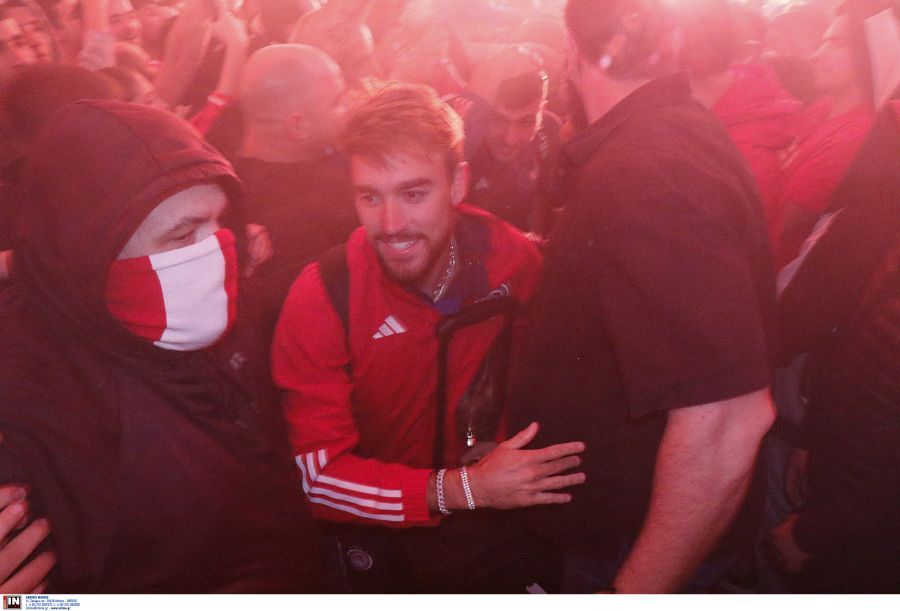 Ολυμπιακός: Αποθέωση για τον θρύλο της Ευρώπης – Υποδοχή ηρώων στο «Ελευθέριος Βενιζέλος» – ΦΩΤΟ και ΒΙΝΤΕΟ