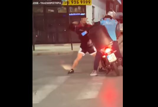 Άγιος Δημήτριος: Άγρια ρατσιστική επίθεση σε βάρος μετανάστη διανομέα – Τον γρονθοκοπούσε στη μέση του δρόμου