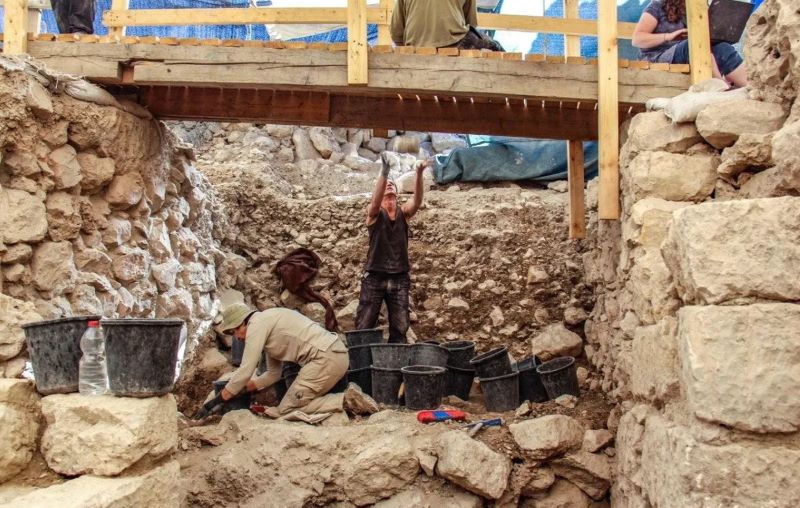 Ανασκαφή ενός κτιρίου της περιόδου του Πρώτου Ναού που καταστράφηκε από τους Βαβυλώνιους στην Ιερουσαλήμ. Τώρα το κτίριο εκτιμάται ότι χτίστηκε τον 9ο αιώνα π.Χ.