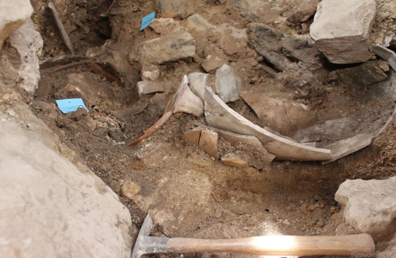 Κεραμικά που βρέθηκαν στο δωμάτιο με τα 11 επάλληλα δάπεδα.