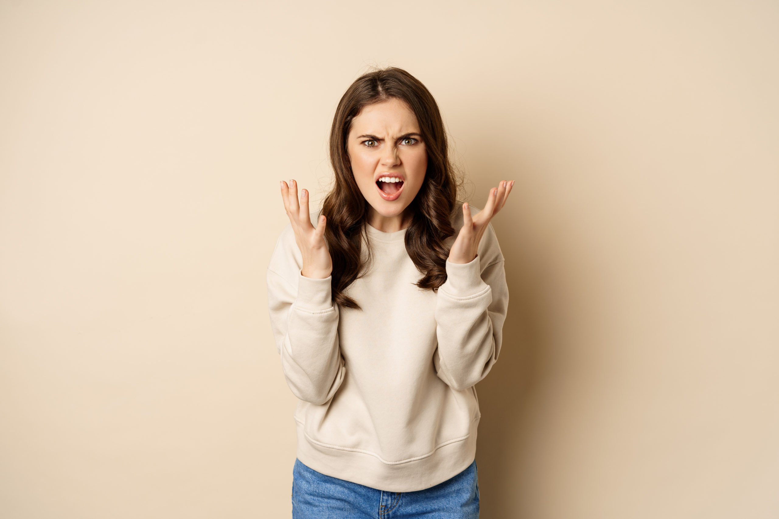 νευριασμένη γυναίκα