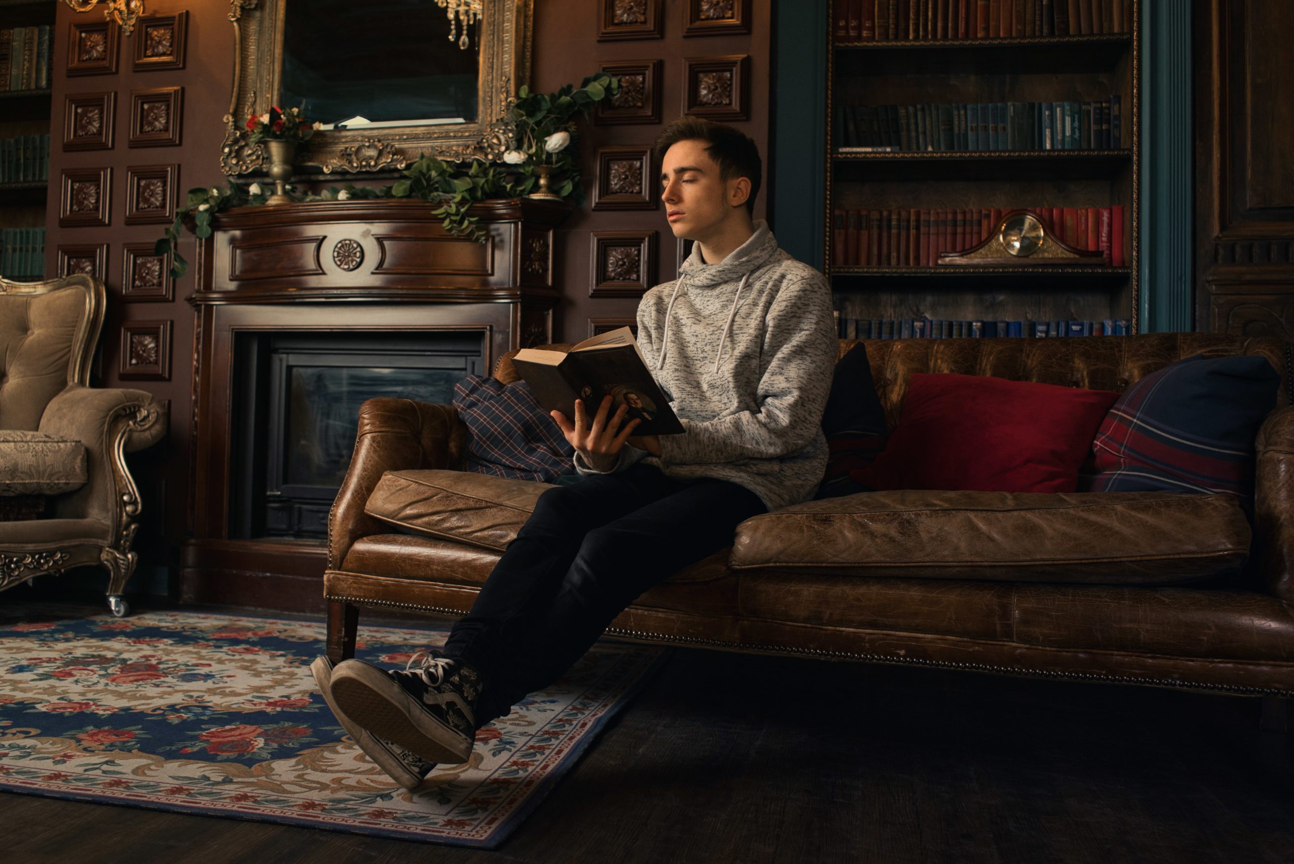 Νιώθετε μεγαλύτεροι απ’ ό,τι είστε; Μπορεί να φταίει ο τρόπος που κοιμάστε