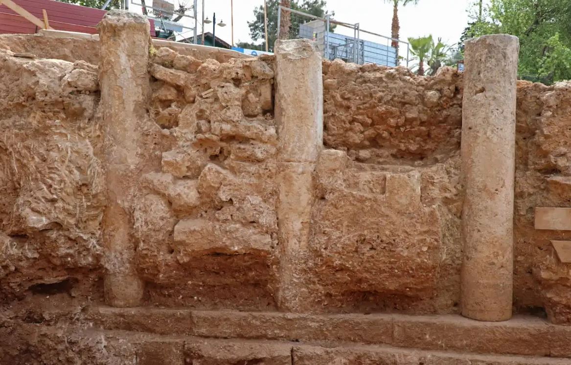 Ένας δρόμος μήκους 800 μέτρων με κίονες από τη ρωμαϊκή περίοδο ανακαλύφθηκε σε διάσημο παραθεριστικό θέρετρο – Το άλυτο μυστήριο