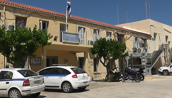 Ρέθυμνο: Διαμαρτυρία έξω από το Αστυνομικό Μέγαρο – Καταγγελία για εισβολή αστυνομικών σε σπίτι φοιτήτριας