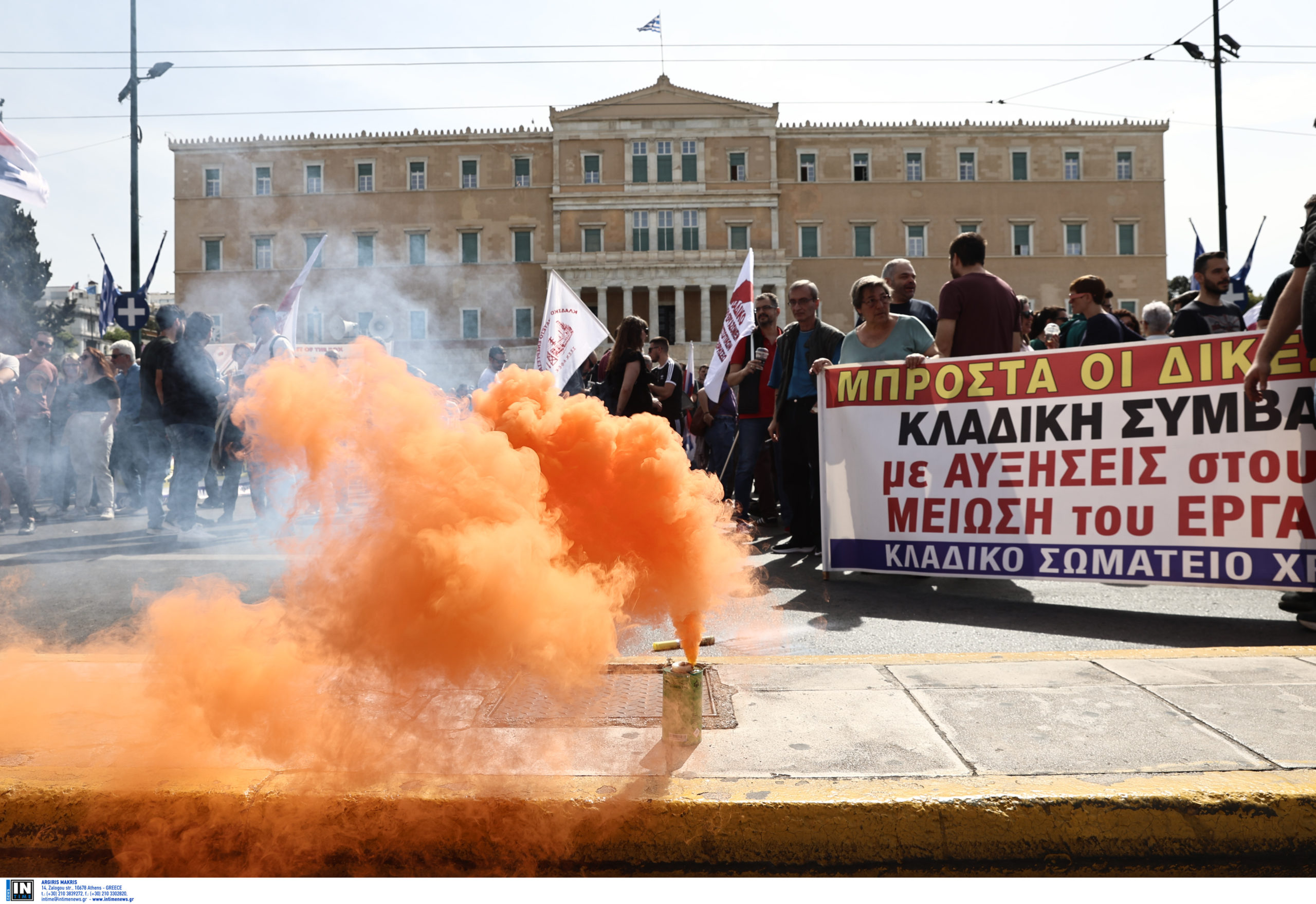 Απεργία 17/4: Χιλιάδες διαδήλωσαν στην Αθήνα για συλλογικές συμβάσεις με αυξήσεις μισθών – Άνοιξαν οι δρόμοι στο κέντρο – ΦΩΤΟ και ΒΙΝΤΕΟ
