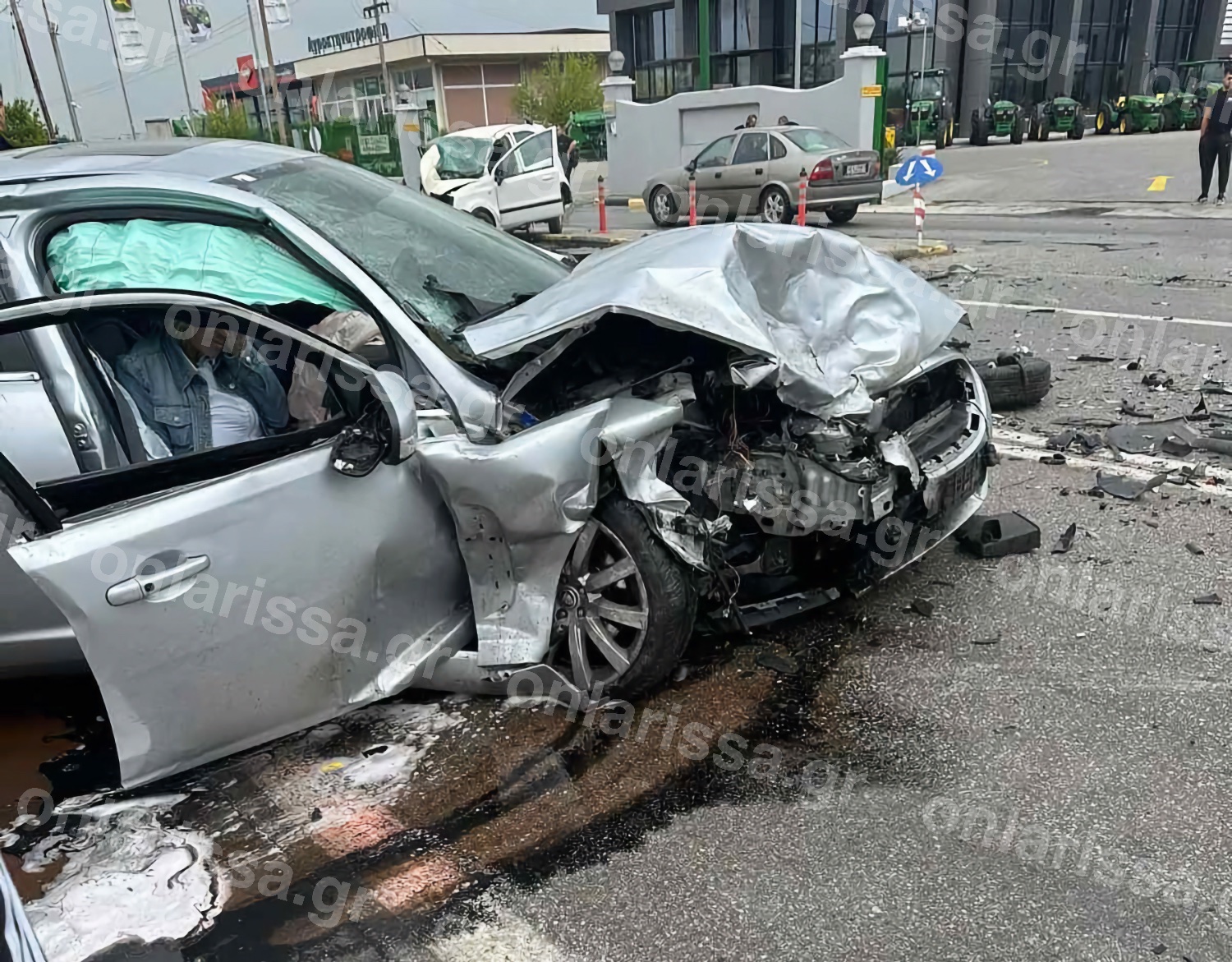 Λάρισα: Καραμπόλα με τρία αυτοκίνητα – Το ένα εκτοξεύτηκε – Στο νοσοκομείο δυο γυναίκες