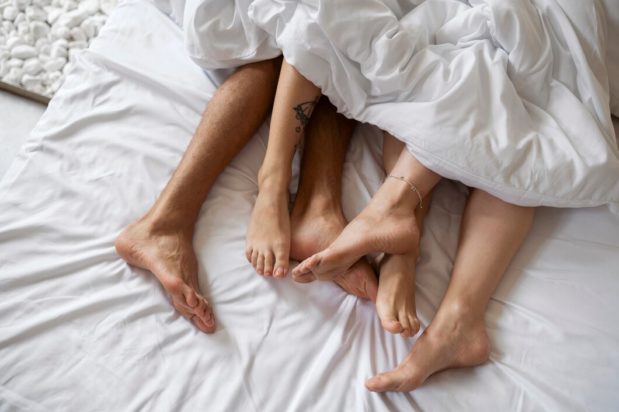 Είμαι χήρα και είμαι πολυγαμική. Είμαι πρόσφατα παντρεμένη μ’ έναν άντρα 20 χρόνια νεότερό μου και κοιμόμαστε έχουμε δεσμό με την ίδια γυναίκα