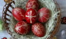 Κόκκινα αυγά: Το έθιμο του τσουγκρίσματος και ο συγκινητικός συμβολισμός