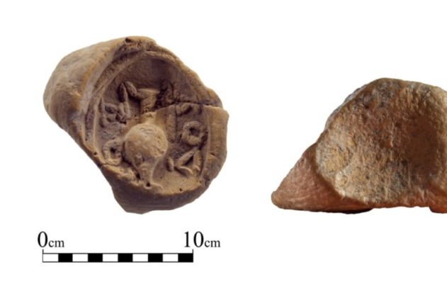 Η πήλινη μάρκα που βρέθηκε στο κοσκίνισμα της σκόνης από το Όρος του Ναού που φέρει την ελληνική επιγραφή ΔΟΥ-ΛΟ[Υ] (DOULOU)