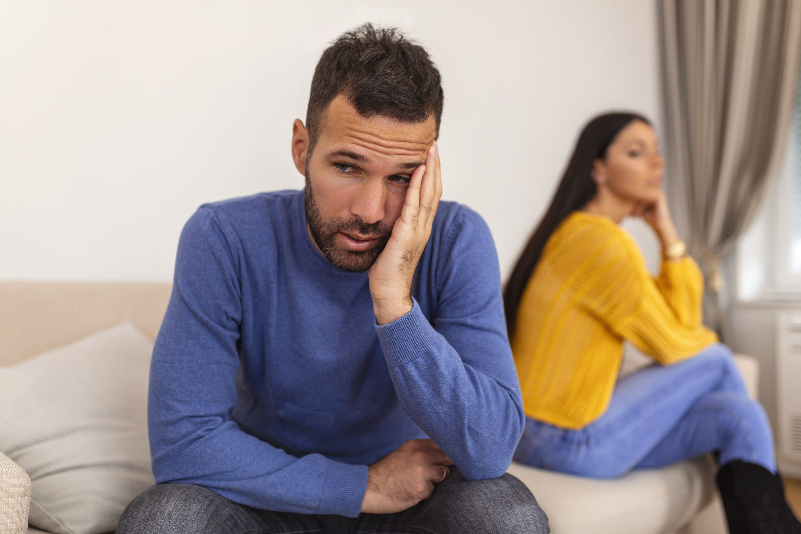 Τα 8 κρυφά σημάδια που δείχνουν ότι ο σύντροφός σας έχει αμφιβολίες για τη σχέση σας