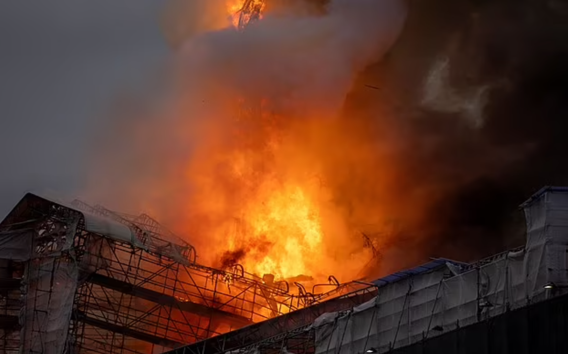 Δανία: Συγκλονιστικά βίντεο από τη φωτιά στο παλιό Χρηματιστήριο της Κοπεγχάγης – «400 χρόνια ιστορίας έγιναν στάχτη»