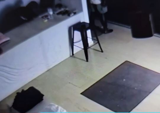 Θεσσαλονίκη: Η στιγμή που διαρρήκτης εισβάλλει σε κατάστημα ρούχων – Δείτε βίντεο