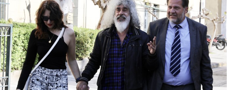 Γιάννης Γιοκαρίνης: Αγκαλιά με την σύζυγό του, μετά την αθώωσή του – «Το θέμα έληξε πριν αρχίσει»