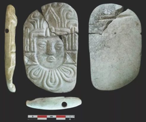 Σκαλιστή κρεμαστή πλάκα ανθρώπινου κεφαλιού από την ταφή πυραμίδας στο Ucanal της Γουατεμάλας. Οι ερευνητές ανακάλυψαν στοιχεία που αποδεικνύουν ότι η ταφή αντιπροσωπεύει τα λείψανα των βασιλικών των Μάγια που κάηκαν σε τελετή.