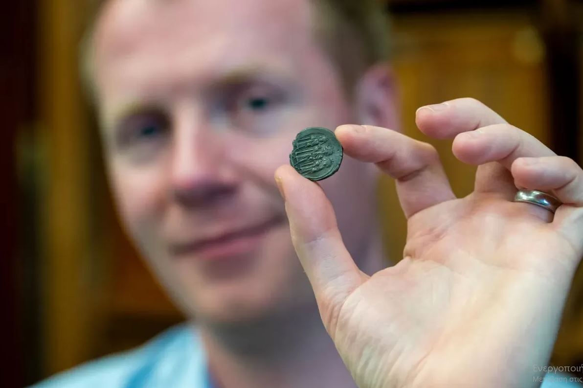 Ο καθηγητής Rory Naismith κρατά ένα βυζαντινό ασημένιο νόμισμα στο Μουσείο Fitzwilliam.