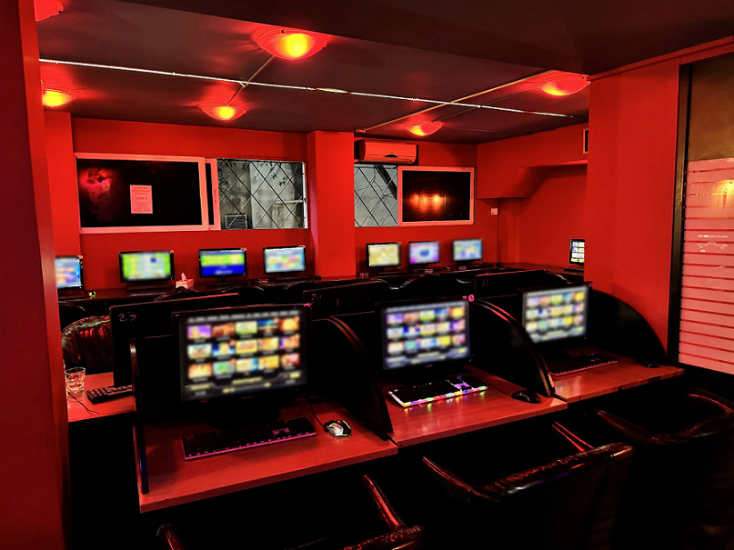 Στο δόκανο της ΕΛ.ΑΣ. παράνομο καζίνο στην Αθήνα – Συνελήφθησαν 11 άτομα και κατασχέθηκαν 57 υπολογιστές με «φρουτάκια»