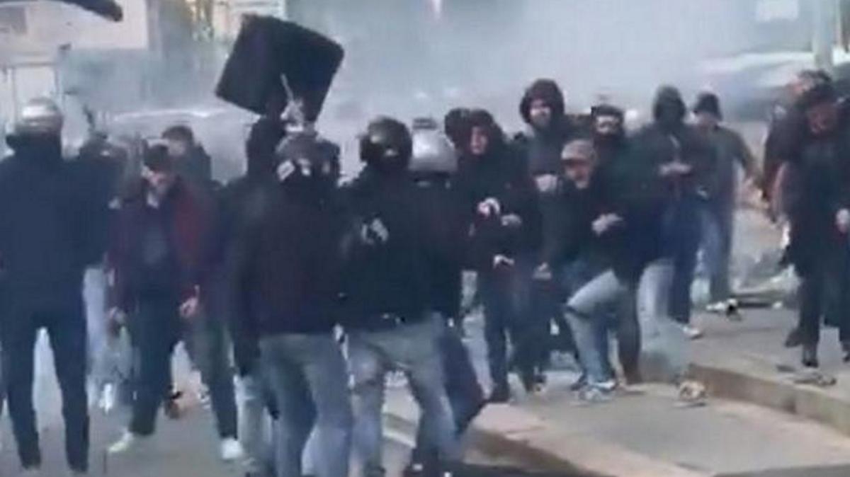 Σοβαρά επεισόδια μεταξύ οπαδών πριν από τη σέντρα του αγώνα Τζένοα-Κάλιαρι – ΒΙΝΤΕΟ