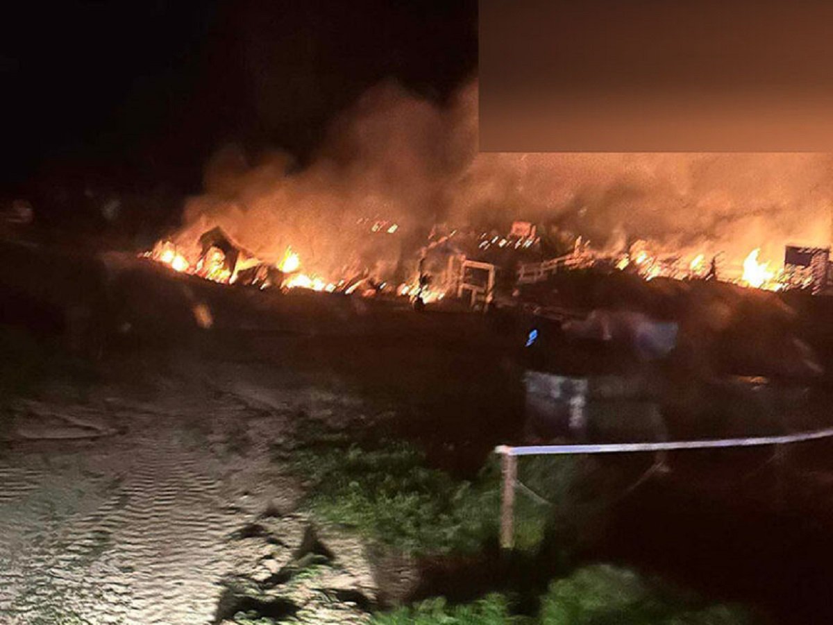 Καβάλα: Στις φλόγες παραλιακό μπαρ στους Αμμόλοφους
