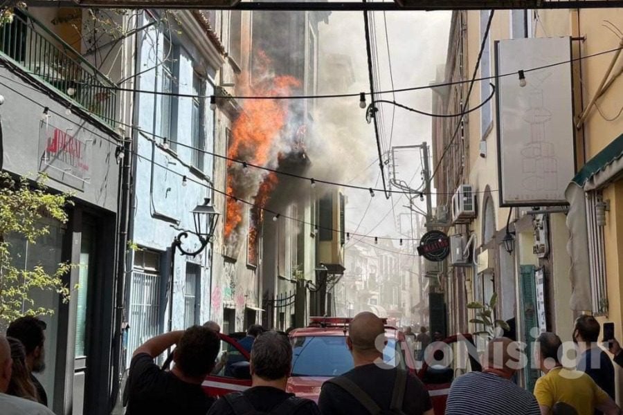 Φωτιά σε διατηρητέο κτίριο στο ιστορικό κέντρο της Μυτιλήνης