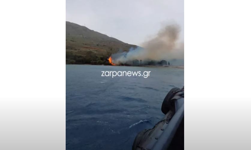 Χανιά: Η στιγμή που ξέσπασε η φωτιά στην πλαζ του Ναυστάθμου – Δείτε το ΒΙΝΤΕΟ