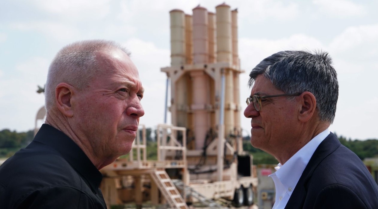 Ο Γιόαβ Γκάλαντ μαζί με τον Αμερικανό πρεσβευτή, Τζακ Λιού στην τοποθεσία του Arrow 3.