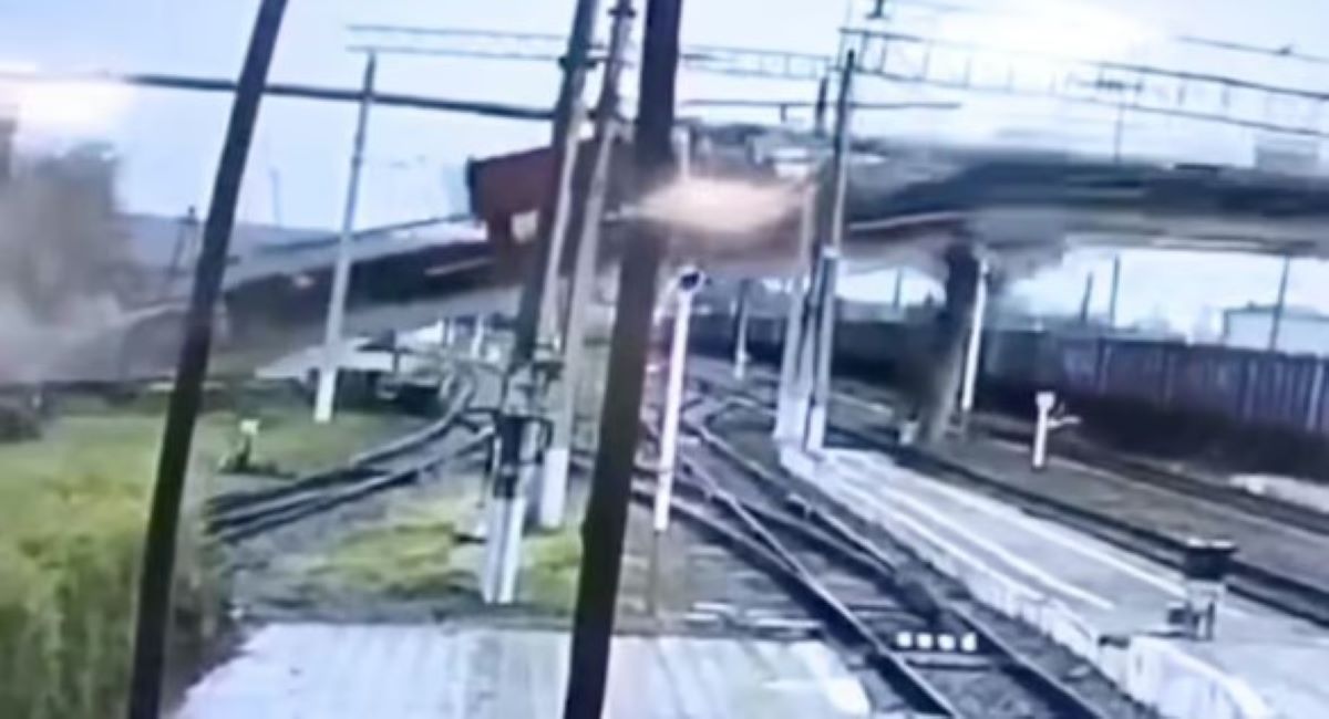 Ρωσία: Βίντεο από την στιγμή που γέφυρα καταρρέει σε γραμμές τρένου