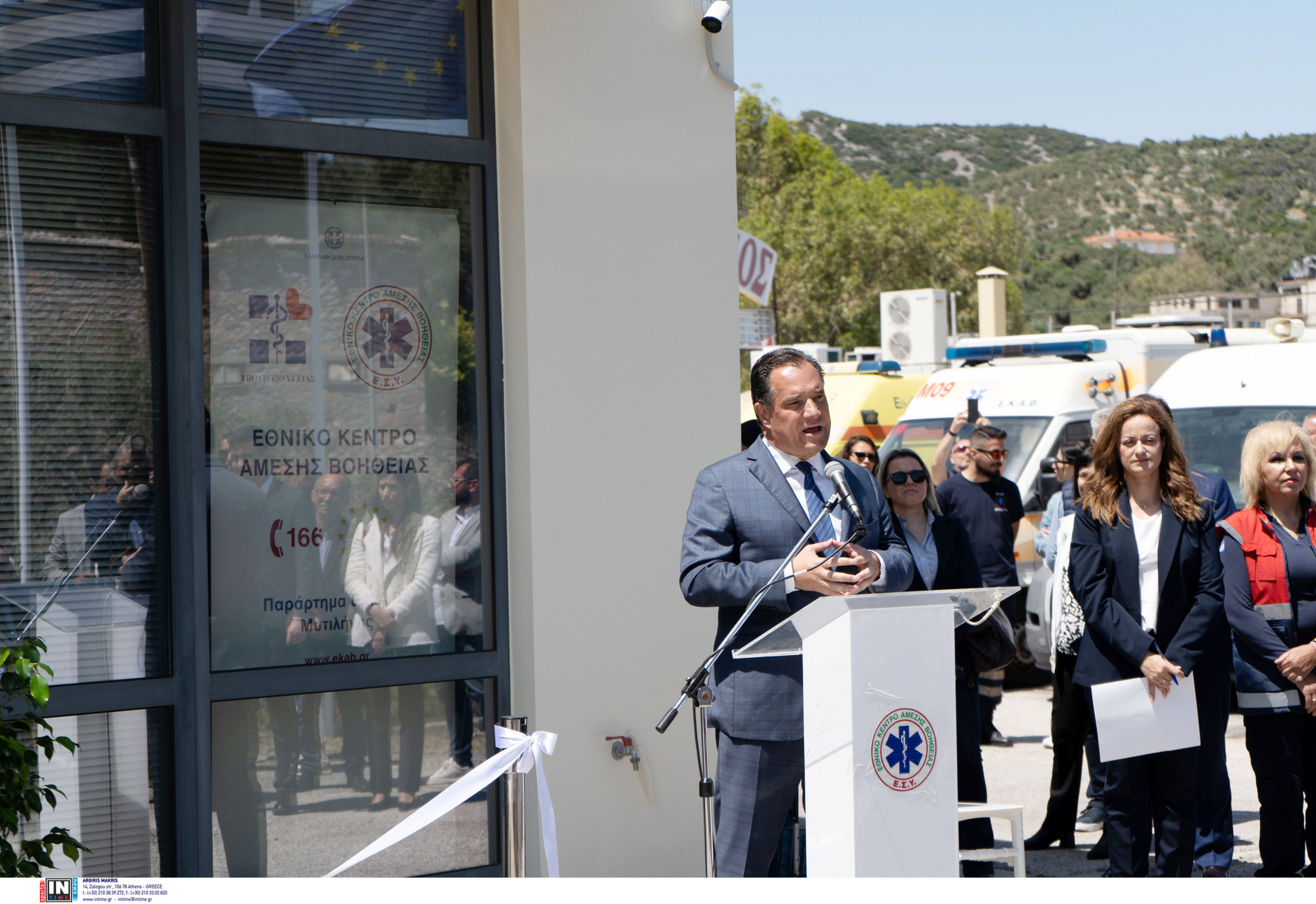 Στη Μυτιλήνη ο Άδωνις Γεωργιάδης – Φραστικό επεισόδιο με διαδηλωτές στα εγκαίνια του παραρτήματος ΕΚΑΒ Λέσβου