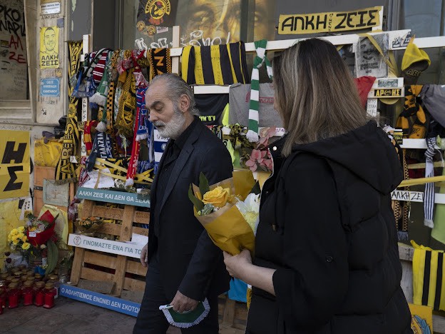 Θεσσαλονίκη: Οι γονείς του Άλκη Καμπανού στο σημείο της δολοφονίας του – ΦΩΤΟ