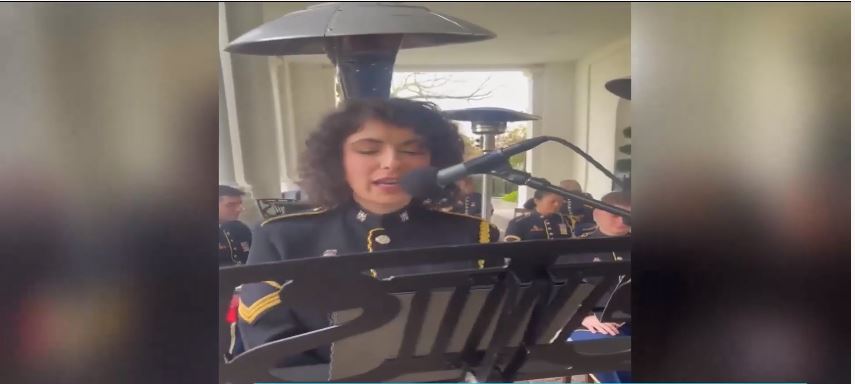 Λευκός Οίκος: Η στιγμή που η μπάντα των Ενόπλων Δυνάμεων των ΗΠΑ παίζει τον Ικαριώτικο – Δείτε βίντεο