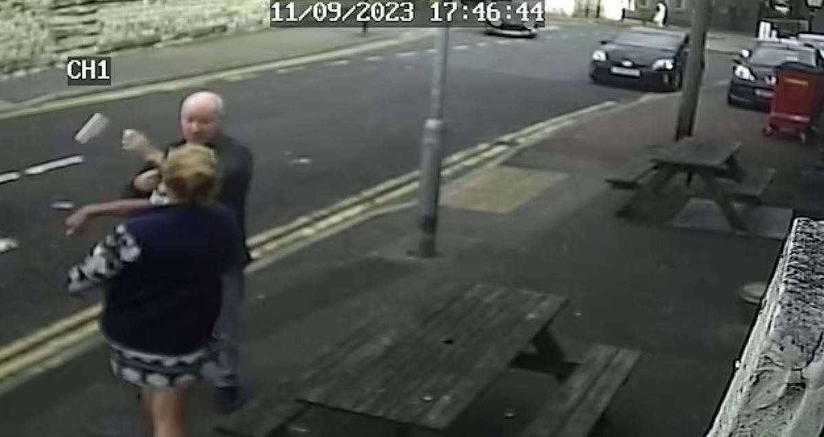 Βίντεο: «Πήρα ένα μαχαίρι και τον σκότωσα, δεν με νοιάζει» – Η στιγμή που γυναίκα δολοφονεί τον πρώην κουνιάδο της