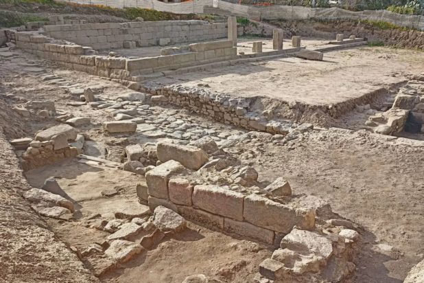 Άφωνοι οι αρχαιολόγοι: Ανακάλυψαν μυστηριώδη στοά που αποκαλύπτει που ακριβώς βρισκόταν μία ξεχασμένη αρχαία ελληνική πόλη