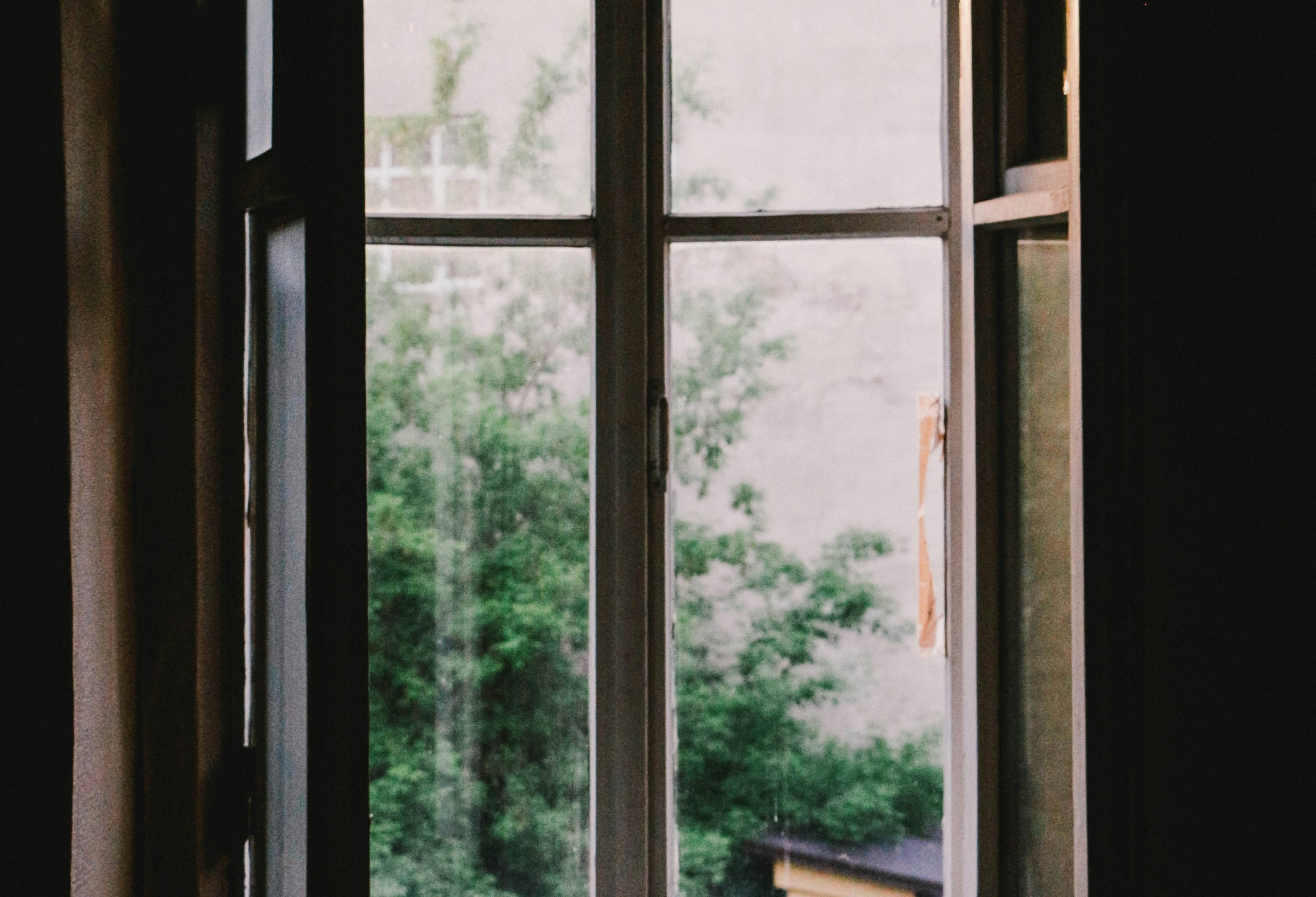 Εξαφανίστε τις γρατζουνιές από τα παράθυρα με ένα απροσδόκητο προϊόν που μπορεί να υπάρχει ήδη στο σπίτι σας