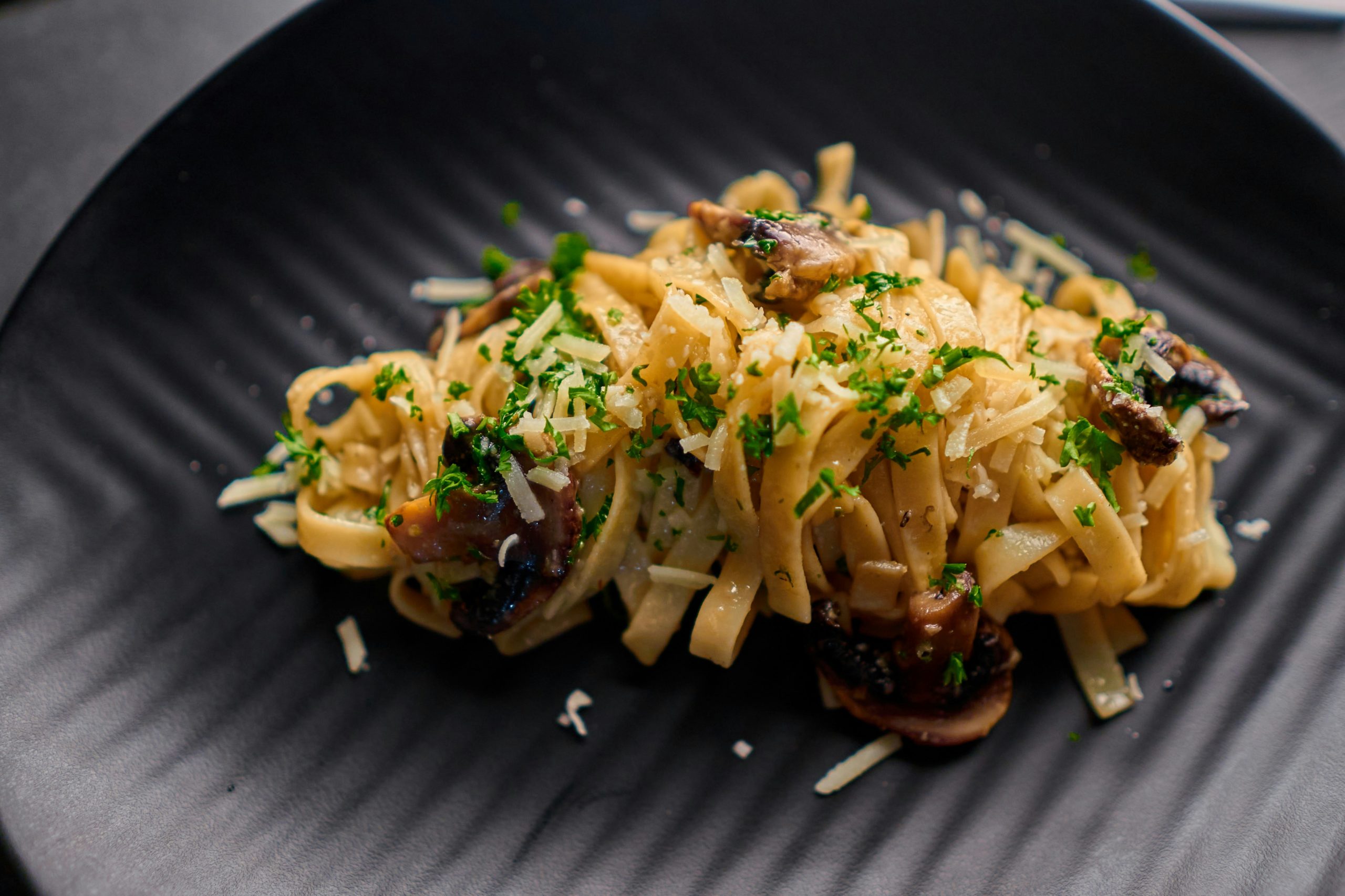 Συνταγή για μακαρόνια με λεμονάτη σάλτσα μανιταριών – Ένα εύκολο και νόστιμο πιάτο