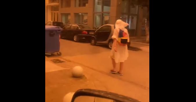 Επική εικόνα στην Καλαμάτα: 14χρονος βγήκε στους δρόμους με… κελεμπία λόγω της αφρικανικής σκόνης – ΒΙΝΤΕΟ